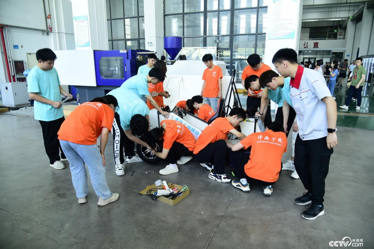 学生们正在制作比赛用具 学生们正在制作比赛用具