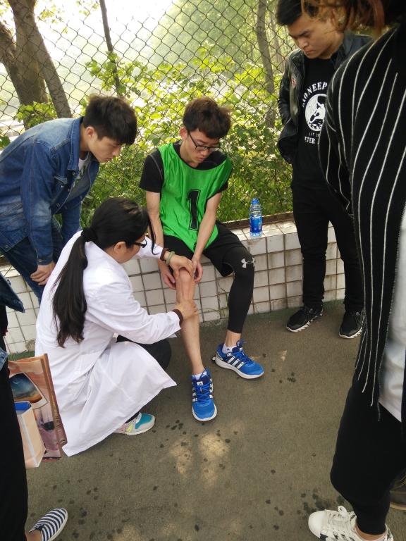 11.医护人员照顾受伤运动员