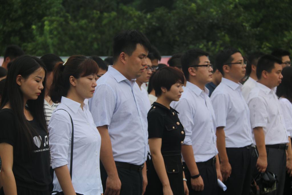我校师生代表集体默哀