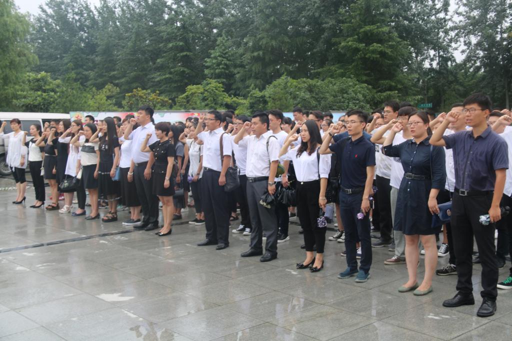 我校师生代表集体重温入党誓词